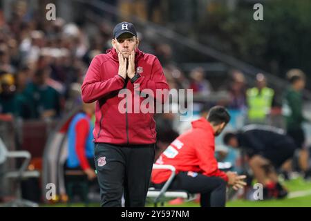 Marc Unterberger (SpVgg Unterhaching, Cheftrainer). Haende im Gesicht, SpVgg Unterhaching vs. Erzgebirge Aue, Fussball, 3. Liga, 6. Spieltag, Saison 24/25, 20.09.2024, DFL-VORSCHRIFTEN VERBIETEN JEDE VERWENDUNG VON FOTOGRAFIEN ALS BILDSEQUENZEN, Foto: Eibner-Pressefoto/Jenni Maul Stockfoto