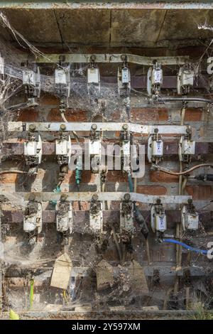 Altes Stromverteilerfeld aus Mauerwerk Energienetz Stockfoto