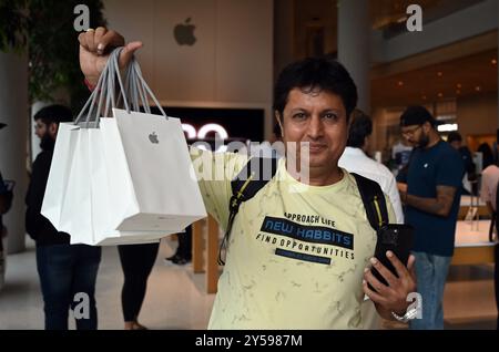 Mumbai, Indien. September 2024. MUMBAI, INDIEN - 20. SEPTEMBER: Menschen kaufen das iPhone 16 Smartphone im Apple Store im Bandra-Kurla Komplex während des ersten Verkaufstages des iPhone 16 Smartphone am 20. September 2024 in Mumbai, Indien. (Foto: Raju Shinde/Hindustan Times/SIPA USA) Credit: SIPA USA/Alamy Live News Stockfoto