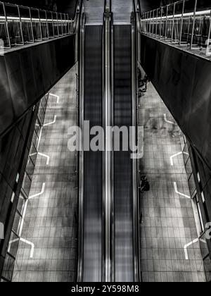 Rolltreppen in einer Metrostation in Kopenhagen, Dänemark, Europa Stockfoto