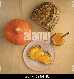 Kürbis Marmelade in ein Glas mit frischem Vollkornbrot und Butter Stockfoto