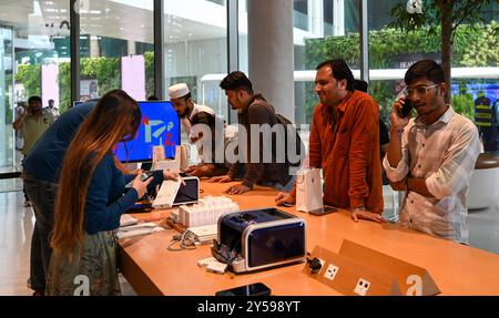 Mumbai, Indien. September 2024. MUMBAI, INDIEN - 20. SEPTEMBER: Menschen kaufen das iPhone 16 Smartphone im Apple Store im Bandra-Kurla Komplex während des ersten Verkaufstages des iPhone 16 Smartphone am 20. September 2024 in Mumbai, Indien. (Foto: Raju Shinde/Hindustan Times/SIPA USA) Credit: SIPA USA/Alamy Live News Stockfoto