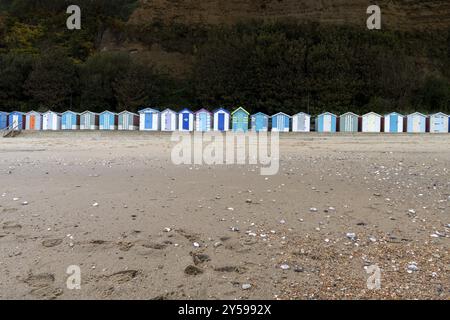 Bunte Strandhütten am kleinen Hope Beach, Shanklin auf der Isle of Wight England Stockfoto