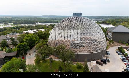 Luftaufnahme des Henry Doorly Zoo, eines der besten Zoos der Welt! Omaha, Nebraska, USA an einem bewölkten Sommertag. Stockfoto