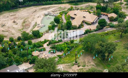 Luftaufnahme des Henry Doorly Zoo, eines der besten Zoos der Welt! Omaha, Nebraska, USA an einem bewölkten Sommertag. Stockfoto