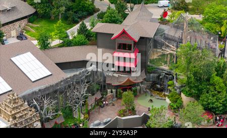 Luftaufnahme des Henry Doorly Zoo, eines der besten Zoos der Welt! Omaha, Nebraska, USA an einem bewölkten Sommertag. Stockfoto