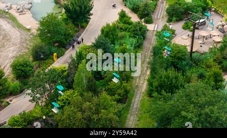 Luftaufnahme des Henry Doorly Zoo, eines der besten Zoos der Welt! Omaha, Nebraska, USA an einem bewölkten Sommertag. Stockfoto