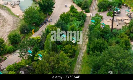 Luftaufnahme des Henry Doorly Zoo, eines der besten Zoos der Welt! Omaha, Nebraska, USA an einem bewölkten Sommertag. Stockfoto