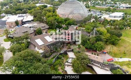 Luftaufnahme des Henry Doorly Zoo, eines der besten Zoos der Welt! Omaha, Nebraska, USA an einem bewölkten Sommertag. Stockfoto