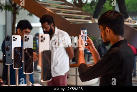 Mumbai, Indien. September 2024. MUMBAI, INDIEN - 20. SEPTEMBER: Menschen kaufen das iPhone 16 Smartphone im Apple Store im Bandra-Kurla Komplex während des ersten Verkaufstages des iPhone 16 Smartphone am 20. September 2024 in Mumbai, Indien. (Foto: Raju Shinde/Hindustan Times/SIPA USA) Credit: SIPA USA/Alamy Live News Stockfoto