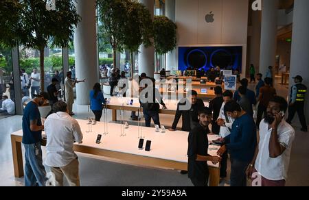 Mumbai, Indien. September 2024. MUMBAI, INDIEN - 20. SEPTEMBER: Menschen kaufen das iPhone 16 Smartphone im Apple Store im Bandra-Kurla Komplex während des ersten Verkaufstages des iPhone 16 Smartphone am 20. September 2024 in Mumbai, Indien. (Foto: Raju Shinde/Hindustan Times/SIPA USA) Credit: SIPA USA/Alamy Live News Stockfoto