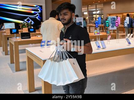 Mumbai, Indien. September 2024. MUMBAI, INDIEN - 20. SEPTEMBER: Menschen kaufen das iPhone 16 Smartphone im Apple Store im Bandra-Kurla Komplex während des ersten Verkaufstages des iPhone 16 Smartphone am 20. September 2024 in Mumbai, Indien. (Foto: Raju Shinde/Hindustan Times/SIPA USA) Credit: SIPA USA/Alamy Live News Stockfoto