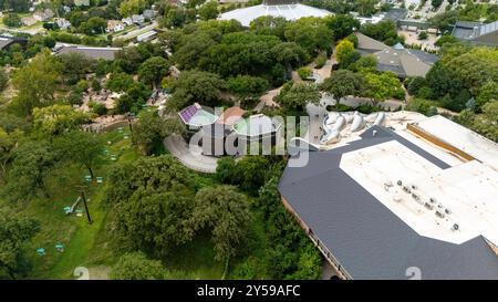 Luftaufnahme des Henry Doorly Zoo, eines der besten Zoos der Welt! Omaha, Nebraska, USA an einem bewölkten Sommertag. Stockfoto