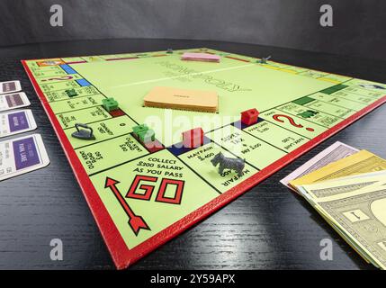 Passieren Gehen Sie auf einem Monopoly Board Stockfoto