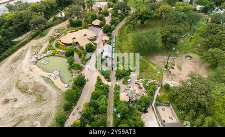 Luftaufnahme des Henry Doorly Zoo, eines der besten Zoos der Welt! Omaha, Nebraska, USA an einem bewölkten Sommertag. Stockfoto