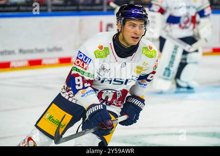 Deutschland. September 2024. Eishockey Penny-DEL 1.Spieltag Koelner Haie - Eisbaeren Berlin am 20.09.2024 in der Lanxess Arena in Köln Leonhard Pfoederl ( Berlin ) Gemaess den Vorgaben der DEL Deutsche Eishockey Liga ist die Publikation und Weiterverwertung der Aufnahmen in elektronischen Medien und Endgeraeten aller Art waehrend des laufenden Spiels nicht zulaessig. Foto: Revierfoto Credit: ddp Media GmbH/Alamy Live News Stockfoto