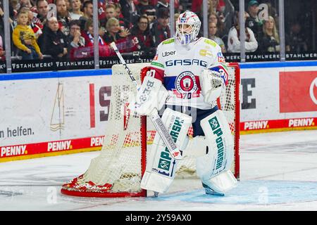 Deutschland. September 2024. Eishockey Penny-DEL 1.Spieltag Koelner Haie - Eisbaeren Berlin am 20.09.2024 in der Lanxess Arena in Köln Jake Hildebrand ( Berlin ) Gemaess den Vorgaben der DEL Deutsche Eishockey Liga ist die Publikation und Weiterverwertung der Aufnahmen in elektronischen Medien und Endgeraeten aller Art waehrend des laufenden Spiels nicht zulaessig. Foto: Revierfoto Credit: ddp Media GmbH/Alamy Live News Stockfoto