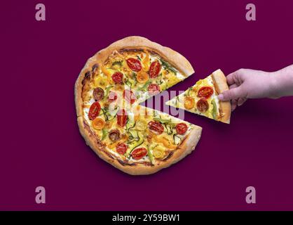 Blick von oben mit einer köstlichen vegetarischen Pizza isoliert auf einem magentafarbenen Hintergrund Stockfoto