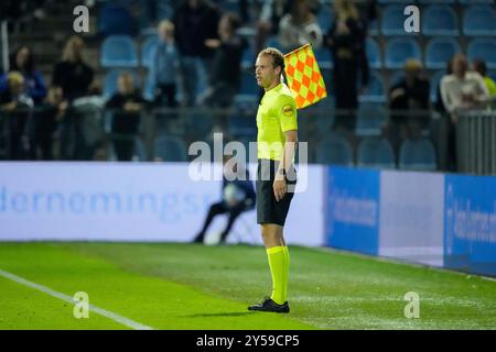 Zwolle, Niederlande. September 2024. ZWOLLE, NIEDERLANDE - 20. SEPTEMBER: Schiedsrichter Maarten Ketting während eines niederländischen Eredivisie-Spiels zwischen PEC Zwolle und AZ bei MAC? PARK stadion am 20. September 2024 in Zwolle, Niederlande. (Foto von Ed van de Pol/Orange Pictures) Credit: dpa/Alamy Live News Stockfoto