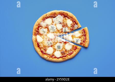 Hausgemachte Pizza quattro Formaggi isoliert auf blauem Hintergrund. Leckere Pizza mit vier Käsesorten Stockfoto