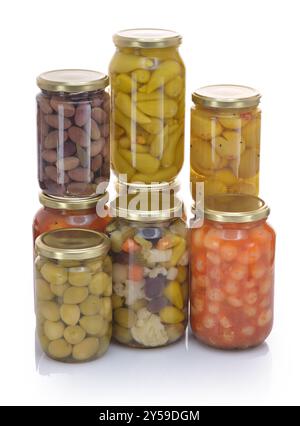 Eine Vielzahl eingelegter Gemüsesorten, einschließlich Oliven, Blumenkohl, Karotten und Paprika, in Gläsern Stockfoto