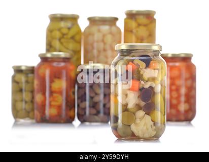 Gemischtes eingelegtes Gemüse, einschließlich Oliven, Blumenkohl, Karotten und Paprika, in Gläsern mit goldenen Deckeln. Stockfoto