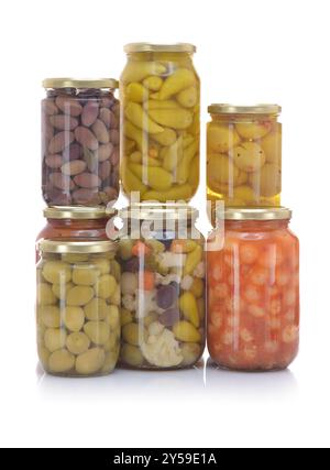 Verschiedene eingelegte Gemüsesorten in Glasgläsern Stockfoto