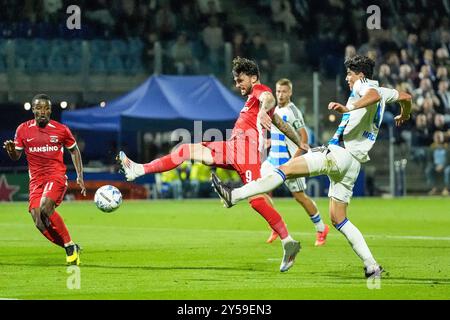 Zwolle, Niederlande. September 2024. ZWOLLE, NIEDERLANDE - 20. SEPTEMBER: Anselmo Garcia MacNulty von PEC Zwolle springt während eines niederländischen Eredivisie-Spiels zwischen PEC Zwolle und AZ bei MAC um den Ball? PARK stadion am 20. September 2024 in Zwolle, Niederlande. (Foto von Ed van de Pol/Orange Pictures) Credit: dpa/Alamy Live News Stockfoto