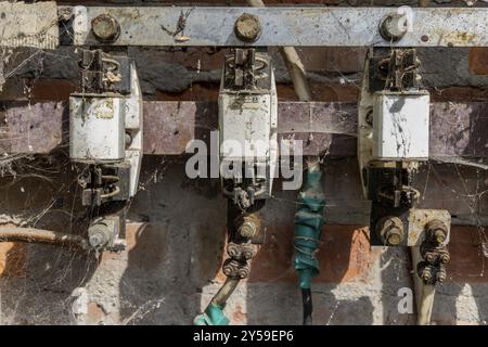 Altes Stromverteilerfeld aus Mauerwerk Energienetz Stockfoto