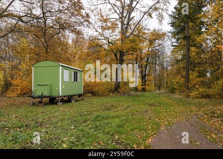 Bauwagen in einer Waldlichtung Stockfoto