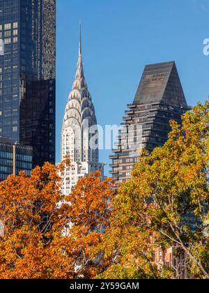 Chrysler Building auf der Upper East Side mit Herbstlaub. Landmak Skycraper, Symbol der Art déco-Architektur im Herzen von Manhattan, New York City Stockfoto