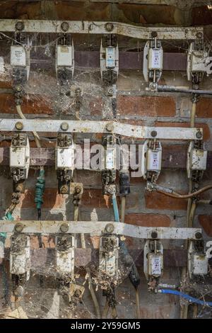 Altes Stromverteilerfeld aus Mauerwerk Energienetz Stockfoto