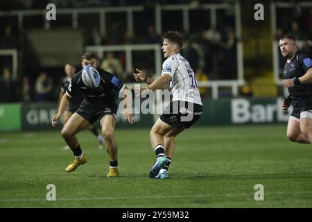 Newcastle, Gbr. September 2024. AJ MacGinty von Bristol Bears passiert während des Gallagher Premiership-Spiels zwischen Newcastle Falcons und Bristol im Kingston Park, Newcastle am Freitag, den 20. September 2024. (Foto: Chris Lishman | MI News) Credit: MI News & Sport /Alamy Live News Stockfoto