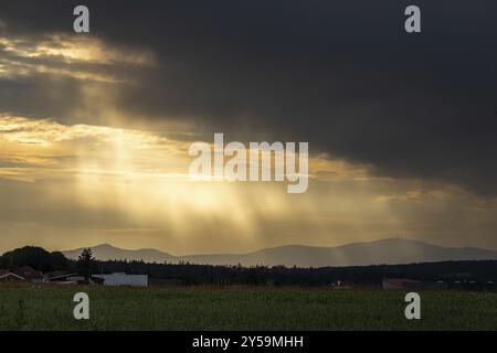 Stürmische Atmosphäre mit Blick auf den Brockenharz Stockfoto