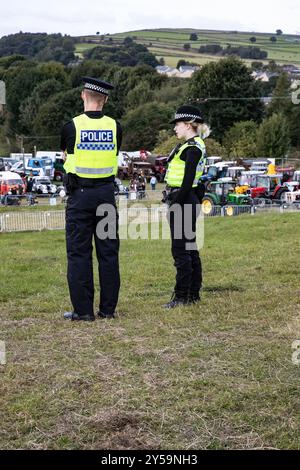 Ein männlicher und weiblicher Polizist überwacht die öffentliche Sicherheit von Besuchern einer großen Landwirtschaftsausstellung in South Yorkshire, England Stockfoto