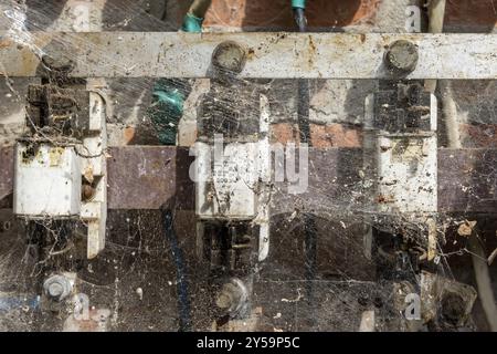 Altes Stromverteilerfeld aus Mauerwerk Energienetz Stockfoto