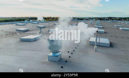 Industriedach mit Lüftungssystemen Stockfoto