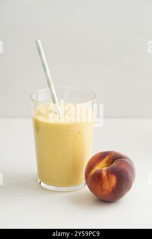 Gesunde orange Frühstück Smoothie mit Joghurt und Pfirsich in einem Glas Stockfoto