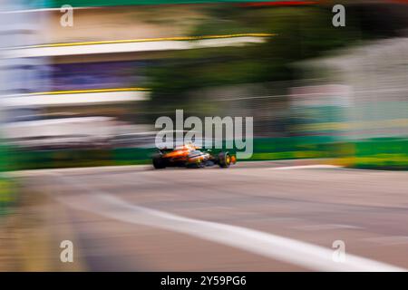 Singapur, Singapur. September 2024. Lando Norris aus Großbritannien fährt den (4) McLaren MCL37 während des Trainings vor dem F1 Grand Prix von Singapur auf dem Marina Bay Street Circuit. (Foto: George Hitchens/SOPA Images/SIPA USA) Credit: SIPA USA/Alamy Live News Stockfoto