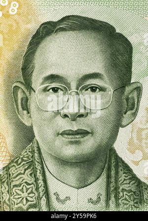 König Rama IX. (* 1927) auf 20-Baht-2013-Banknote aus Thailand. König von Thailand Stockfoto