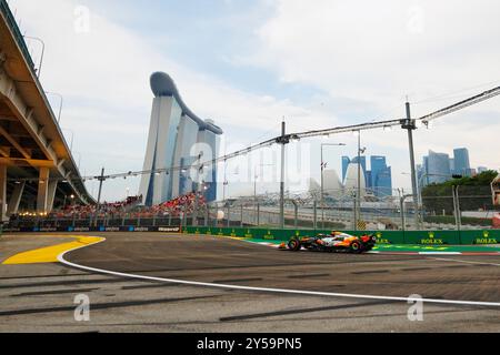 Singapur, Singapur. September 2024. Lando Norris aus Großbritannien fährt den (4) McLaren MCL37 während des Trainings vor dem F1 Grand Prix von Singapur auf dem Marina Bay Street Circuit. (Foto: George Hitchens/SOPA Images/SIPA USA) Credit: SIPA USA/Alamy Live News Stockfoto