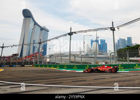 Singapur, Singapur. September 2024. Charles Leclerc aus Monaco fährt den (16) Ferrari SF-24 während des Trainings vor dem F1 Grand Prix von Singapur auf dem Marina Bay Street Circuit. (Foto: George Hitchens/SOPA Images/SIPA USA) Credit: SIPA USA/Alamy Live News Stockfoto