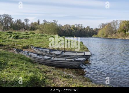 Kleine Fischerboote am Fluss Tweed in Kelso, schottische Grenzen, Vereinigtes Königreich Stockfoto