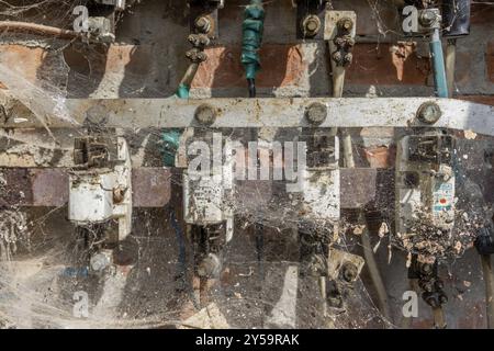 Altes Stromverteilerfeld aus Mauerwerk Energienetz Stockfoto