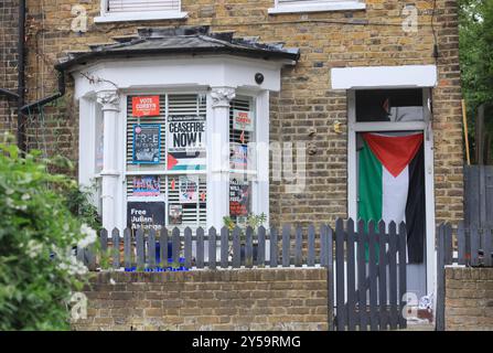 Haus im Norden von Islington, wo die Bewohner den Parlamentsabgeordneten Jeremy Corbyn, Palästina und einen Waffenstillstand in Gaza, Nord-London, Großbritannien, unterstützen Stockfoto