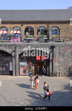 Der UNIQLO-Laden in Coal Drops Yard in Kings Cross, Nord-London, Großbritannien Stockfoto