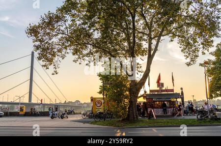 Rheinpromenade am Joseph-Beuys-Ufer, Blick auf die Oberkassler Brücke, Fortuna Büdchen, Kiosk am Rheinufer, beliebter Treff, besonders zum Sonnenuntergang, Düsseldorf, NRW, Deutschland Rheinufer Düsseldorf *** Rheinpromenade am Joseph Beuys Ufer, Blick auf die Oberkassler Brücke, Fortuna Büdchen, Kiosk am Rheinufer, beliebter Treffpunkt, besonders bei Sonnenuntergang, Düsseldorf, NRW, Deutschland Rheinufer Düsseldorf Stockfoto