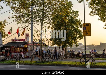 Rheinpromenade am Joseph-Beuys-Ufer, Blick auf die Oberkassler Brücke, Fortuna Büdchen, Kiosk am Rheinufer, beliebter Treff, besonders zum Sonnenuntergang, Düsseldorf, NRW, Deutschland Rheinufer Düsseldorf *** Rheinpromenade am Joseph Beuys Ufer, Blick auf die Oberkassler Brücke, Fortuna Büdchen, Kiosk am Rheinufer, beliebter Treffpunkt, besonders bei Sonnenuntergang, Düsseldorf, NRW, Deutschland Rheinufer Düsseldorf Stockfoto