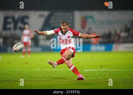 Mikey Lewis von Hull KR tritt während des Spiels der Betfred Super League im Sewell Group Craven Park Stadium in Kingston upon Hull in eine Conversion. Bilddatum: Freitag, 20. September 2024. Stockfoto