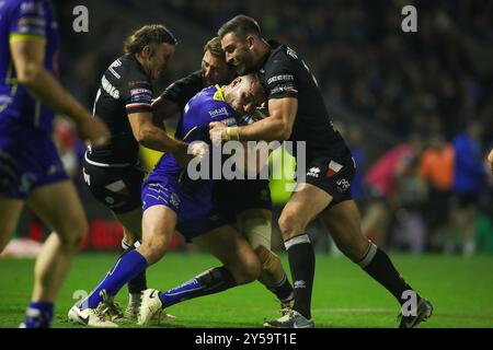 Warrington, Großbritannien. September 2024. ***Will Lovell kämpft gegen James Harrison während des Super League-Spiels zwischen den Warrington Wolves und London Broncos im Halliwell Jones Stadium, Warrington, Großbritannien am 20. September 2024. Foto von Simon Hall. Nur redaktionelle Verwendung, Lizenz für kommerzielle Nutzung erforderlich. Keine Verwendung bei Wetten, Spielen oder Publikationen eines einzelnen Clubs/einer Liga/eines Spielers. Quelle: UK Sports Pics Ltd/Alamy Live News Stockfoto